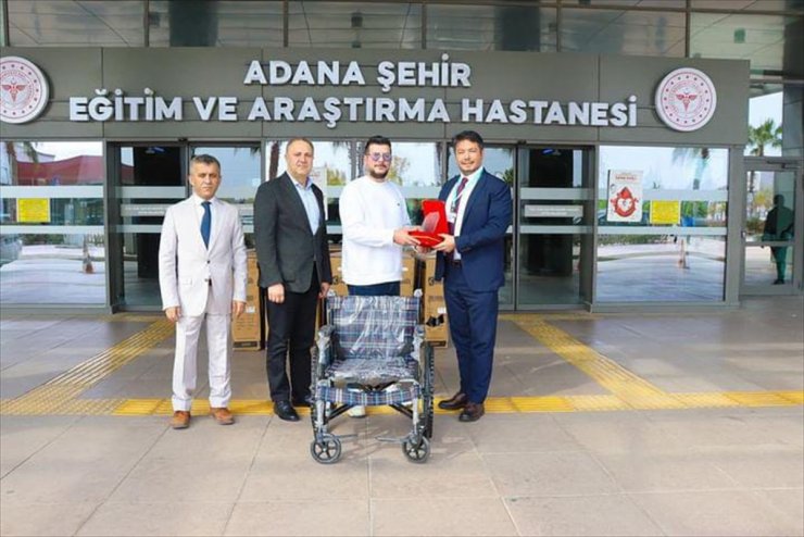 Adana'da iş insanı Şehir Hastanesine 100 tekerlekli sandalye bağışladı