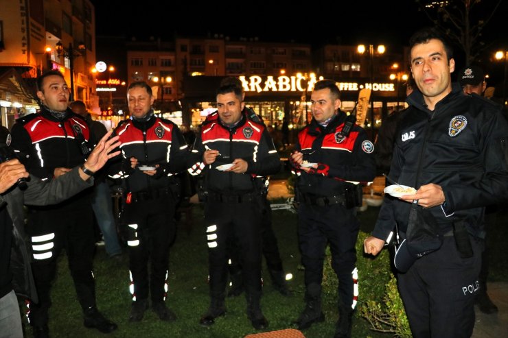 Amasya'da kavga ihbarına giden polislere mahalle sakinlerinden sürpriz kutlama