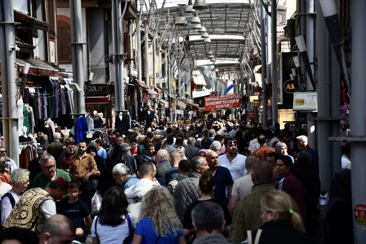 Bursa'da çarşı ve pazarlarda arife günü yoğunluğu yaşandı