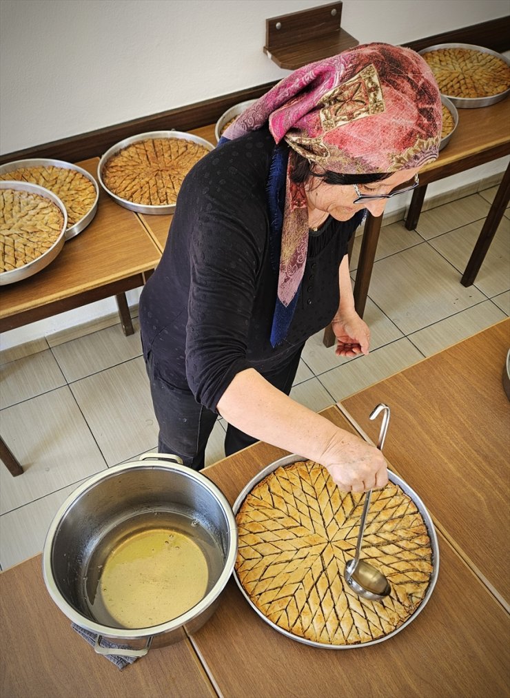 Çanakkale'nin üretici kadınları bayramlık ev baklavası mesaisi yapıyor