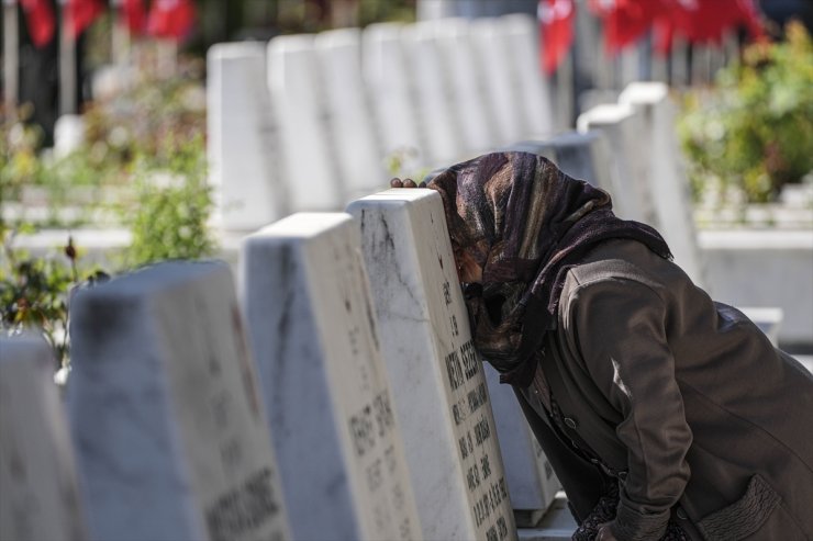 Cebeci Askeri Şehitliği'nde bayram arifesi yoğunluğu