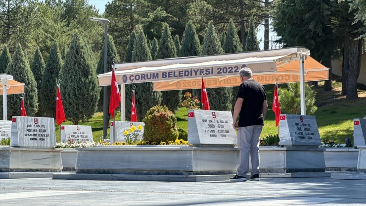 Çorum'da Ramazan Bayramı dolayısıyla şehit kabirlerine bayram şekeri bırakıldı