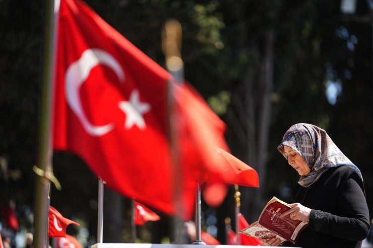 Edirnekapı Şehitliği'nde bayram arifesi yoğunluğu