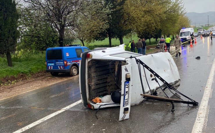 Gaziantep'te hafif ticari araçla otomobilin çarpıştığı kazada 2 kişi öldü