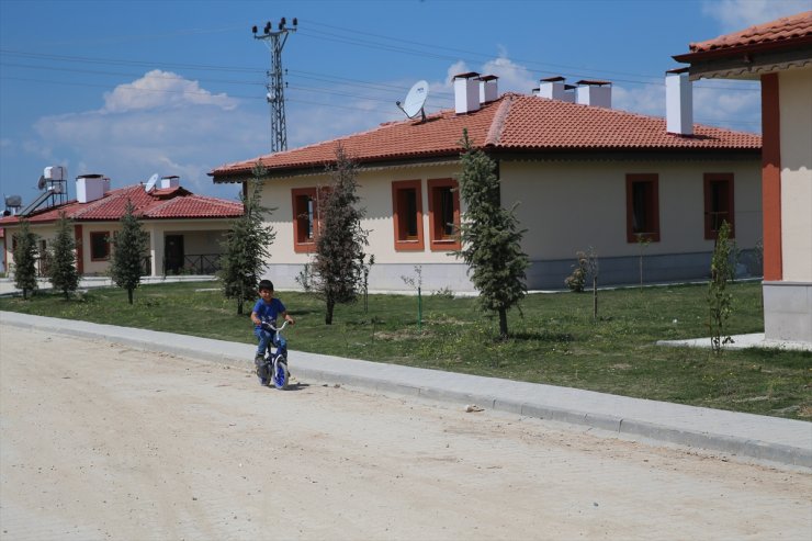 Hataylı depremzedeler, köy tipi konutlarında ilk bayramlarına giriyor