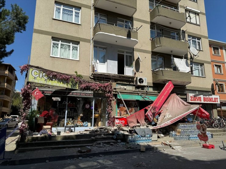 Kartal'da çöken balkondaki kadın yaralandı