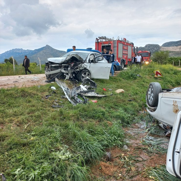 Adana'da 2 otomobilin çarpışması sonucu 1 kişi öldü, 2 kişi yaralandı