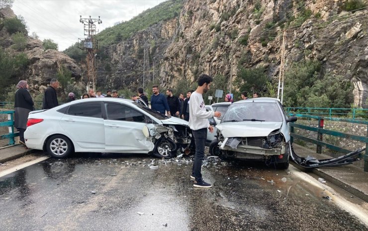 Adana'da 2 otomobilin çarpıştığı kazada 6 kişi yaralandı