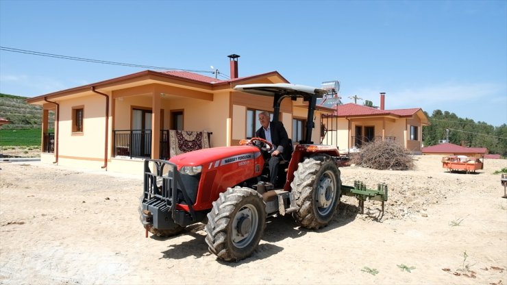 Adıyamanlı depremzede Şahin ailesine yeni evleri teslim edildi