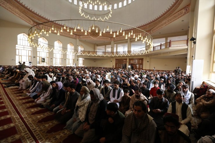 Afgan halkı, güvenlik önlemleri eşliğinde bayram namazını eda etti