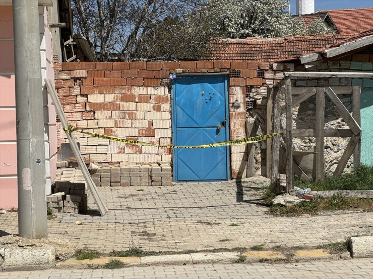 Afyonkarahisar'da bir kişi boşandığı eşinin kocası ile annesini pompalı tüfekle yaraladı