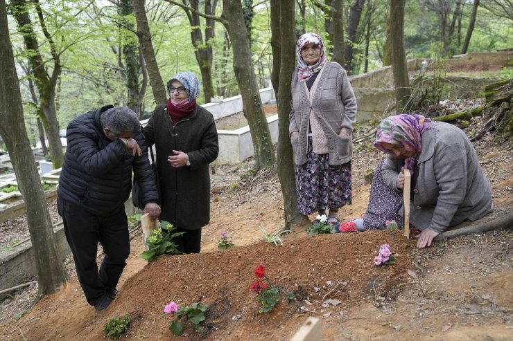 Ailesi, Beşiktaş'taki gece kulübü yangınında ölen Demir'in kabrini ziyaret etti