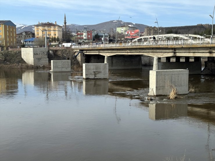 Ardahan'da Kura Nehri eriyen kar birikintileri ve sağanak nedeniyle taştı