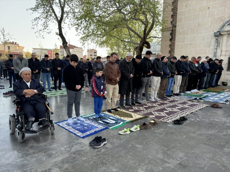 Bursa ve çevre illerde bayram namazı kılındı