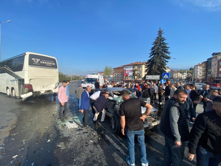 Bolu'da yolcu otobüsüne çarpan otomobildeki 2 kişi öldü, 1 kişi yaralandı