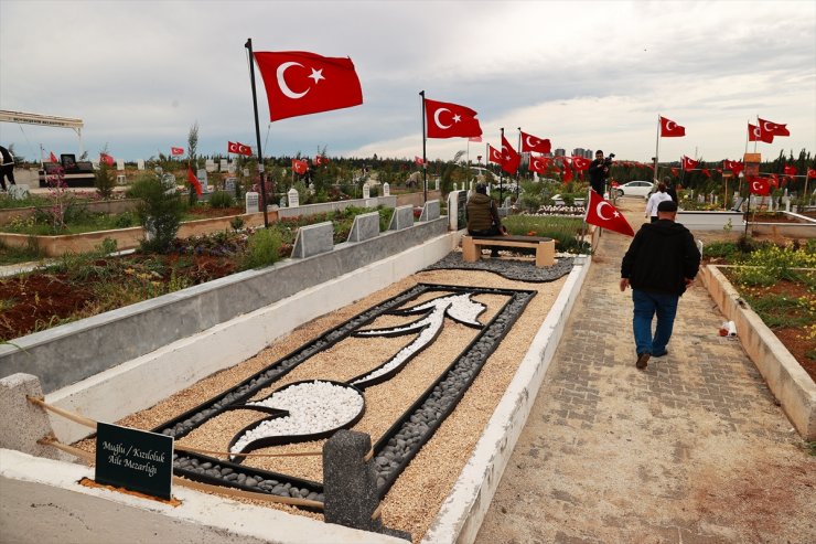 Depremde kaybettiği annesinin isminden esinlenip kabrinin yanına taşlarla "lale figürü" yaptı