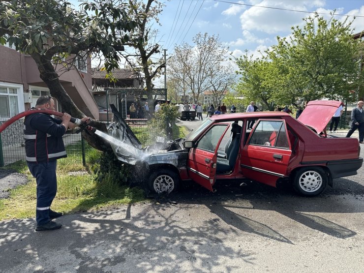 Düzce'de 2 otomobilin çarpıştığı kazada 3 kişi yaralandı