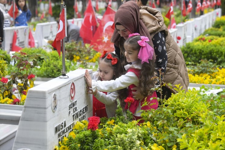 Edirnekapı Şehitliği'nde bayram yoğunluğu yaşandı