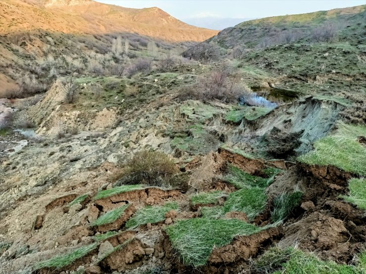 Elazığ merkezli depremin etkisi, Bingöl'de su kanalında kayma ve yarıklara neden olmuş