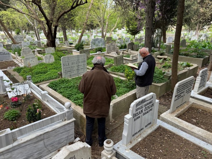 İstanbul'da mezarlıklarda bayram yoğunluğu yaşanıyor