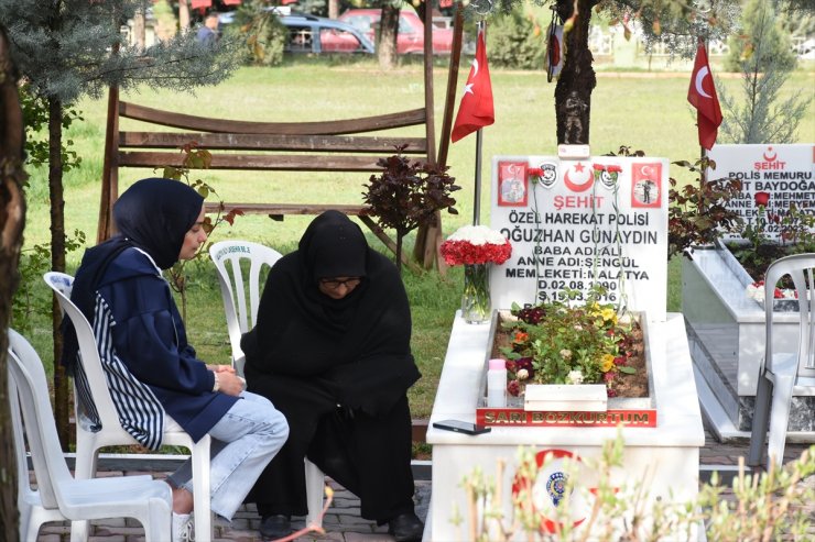 Deprem bölgesinde Ramazan Bayramı dolayısıyla şehitlikler ziyaret edildi