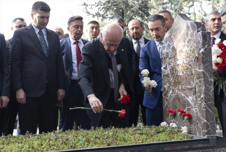 MHP Genel Başkanı Bahçeli, Alparslan Türkeş'in kabrini ziyaret etti: