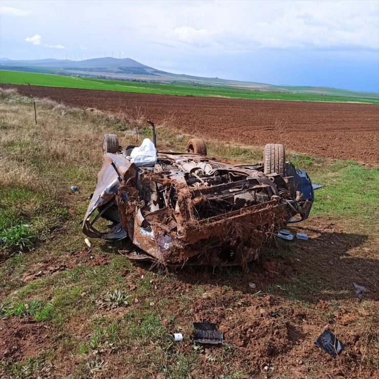 Nevşehir'de tarlaya devrilen otomobildeki 3 kişi yaralandı