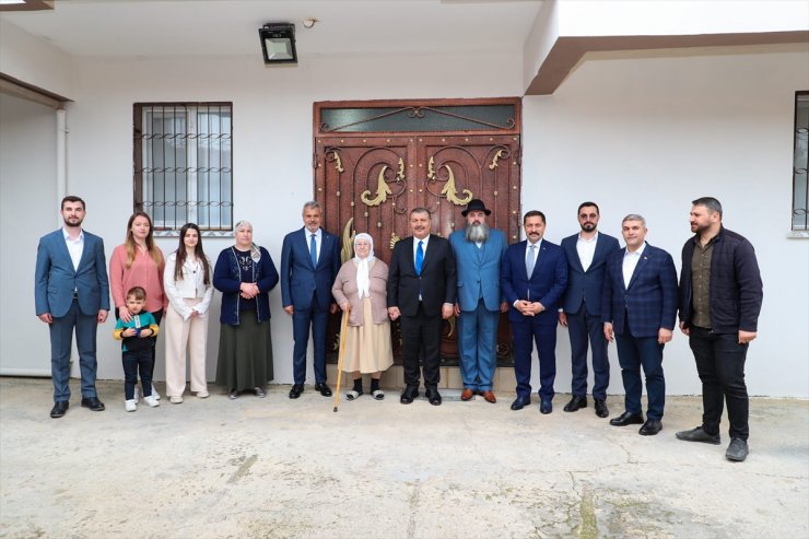 Sağlık Bakanı Koca, Hatay'ın Samandağ ilçesinde ziyaretlerde bulundu