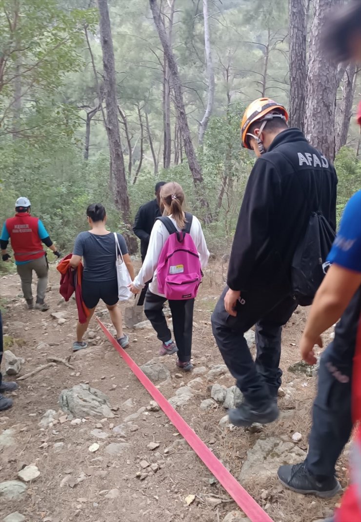 GÜNCELLEME - Antalya'da ormanlık alanda çıkan yangın kontrol altına alındı