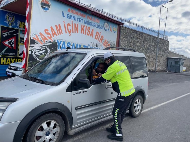 Kars ve Ardahan'da sürücüler şeker ikram edilerek uyarıldı