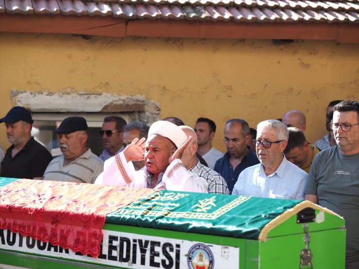 Aydın'da trafik kazasında hayatını kaybeden kadın son yolculuğuna uğurlandı