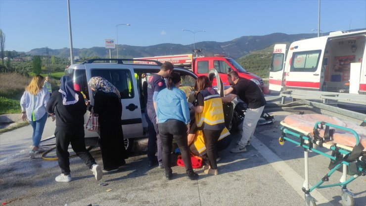 Bursa'da bariyerlere çarpan araçtaki 4 kişi yaralandı