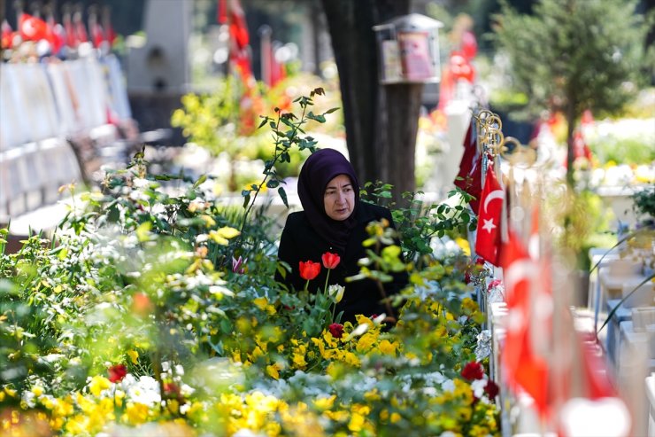 Edirnekapı Şehitliği'nde ziyaretçi yoğunluğu sürüyor