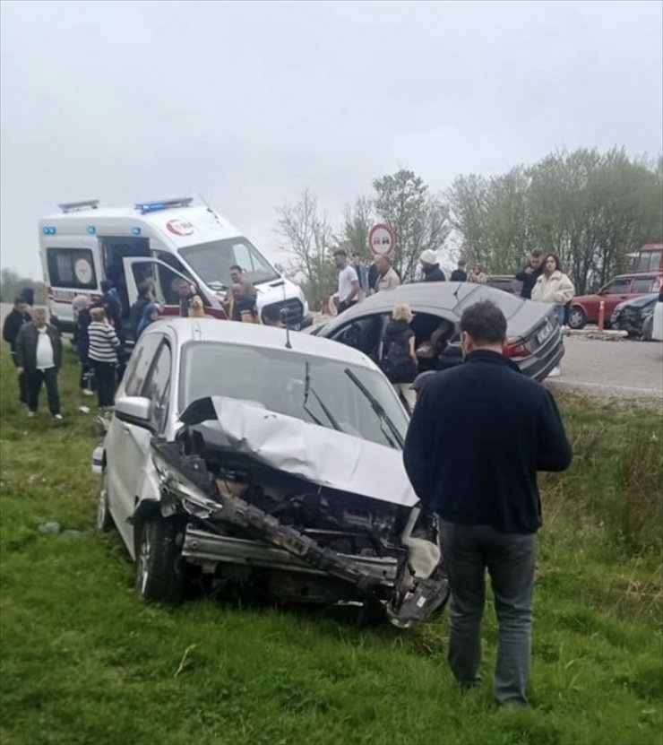 Sinop'ta 3 aracın karıştığı kazada 10 kişi yaralandı