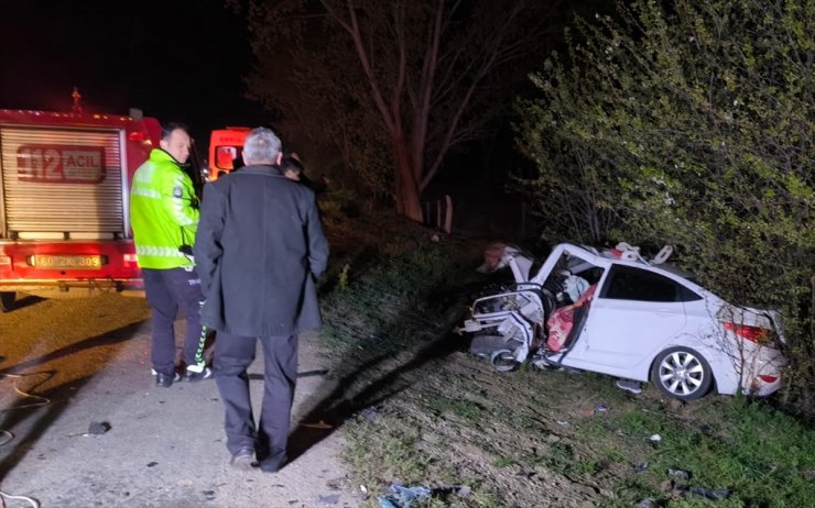 Tokat'ta hafif ticari araçla otomobilin çarpıştığı kazada 1 kişi öldü, 5 kişi yaralandı