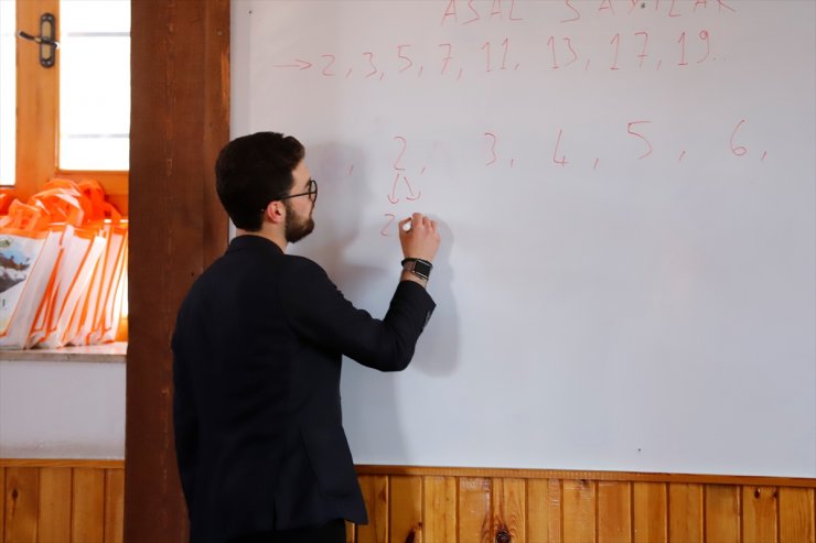 Kur'an kursundaki çocukların gönüllü matematik öğretmeni oldu