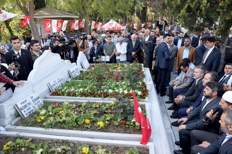 Yeniden Refah Partisi Genel Başkanı Erbakan, babasının kabrini ziyaret etti: