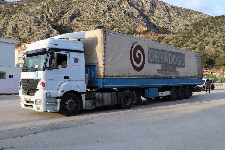 Amasya'da bakır taşıyan tırın dorsesinde 64 düzensiz göçmen yakalandı