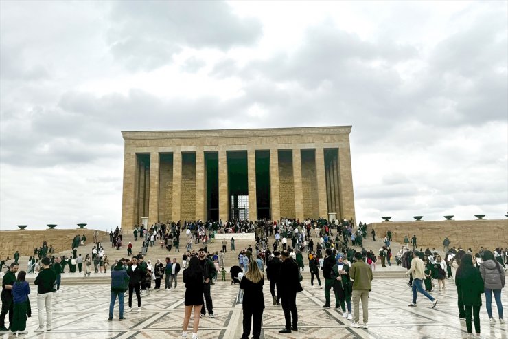 Anıtkabir'de bayram tatilinde ziyaretçi yoğunluğu