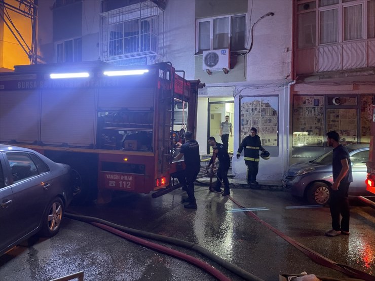 Bursa'da apartmanda çıkan yangın söndürüldü