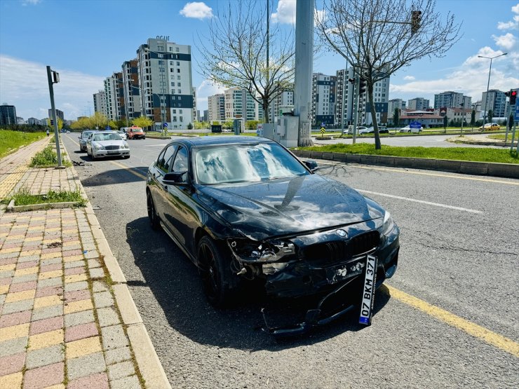 Diyarbakır'da iki otomobilin çarpıştığı kazada 6 kişi yaralandı