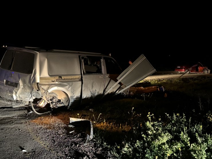 Diyarbakır'da otomobil ile kamyonetin çarpışması sonucu 13 kişi yaralandı