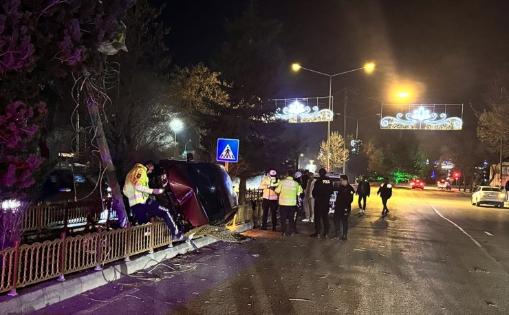 Erzurum'da refüje çarpan otomobildeki 3 kişi yaralandı