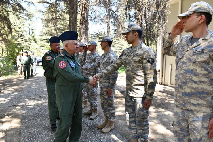 Hava Kuvvetleri Komutanı Orgeneral Kadıoğlu'ndan birliklere bayram ziyareti