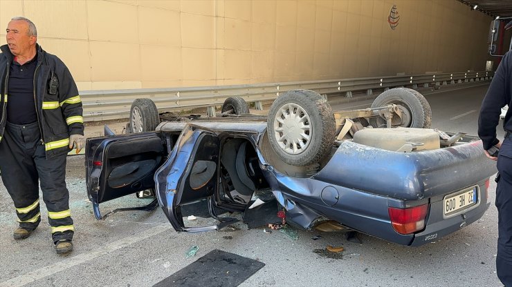 Isparta'da alt geçide devrilen otomobildeki 2 kişi yaralandı