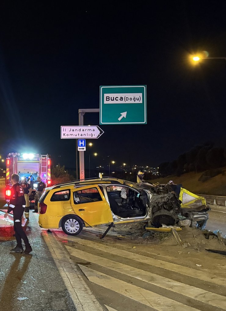 İzmir'de otoyolda bariyere çarpan taksideki 1 kişi öldü, 5 kişi yaralandı