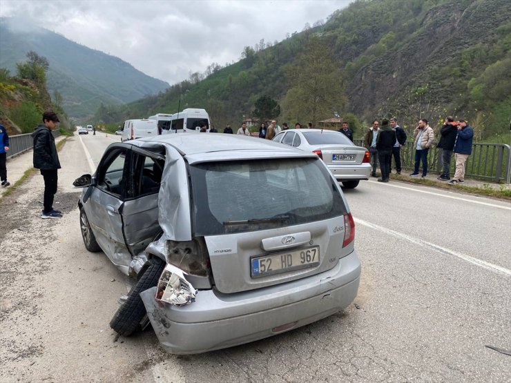 Ordu'da minibüsle çarpışan otomobildeki çift yaralandı