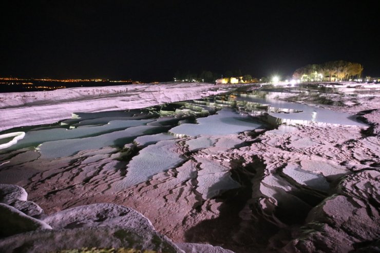 Pamukkale, ziyaretçilerini gece de ağırlamaya başladı