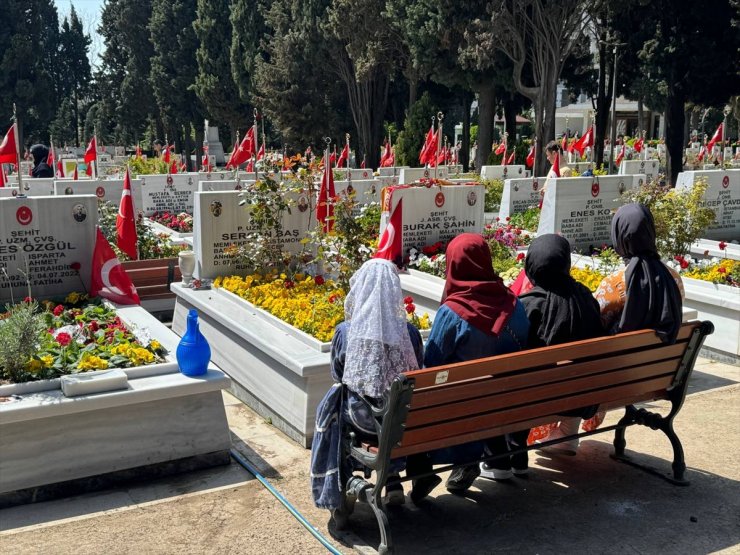 Ramazan Bayramı'nın üçüncü gününde Edirnekapı Şehitliği'ne ziyaretler sürdü