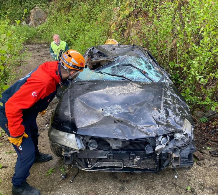 Rize'de şarampole yuvarlanan otomobilin sürücüsü öldü